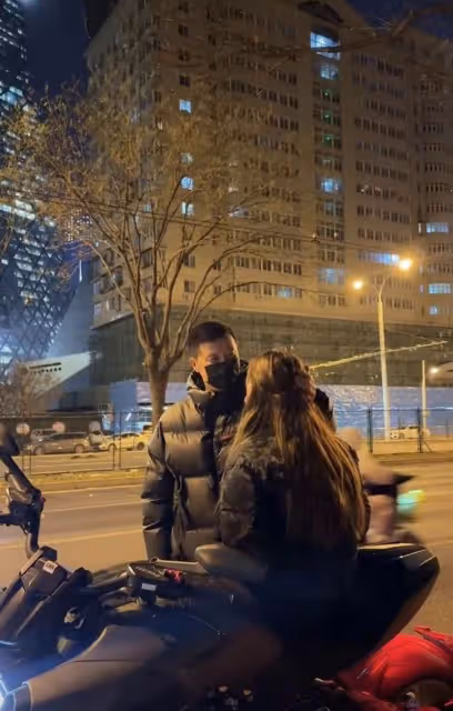 千萬網紅痞幼官宣戀情!與男友街頭熱吻,男方長相老成被嘲像父女