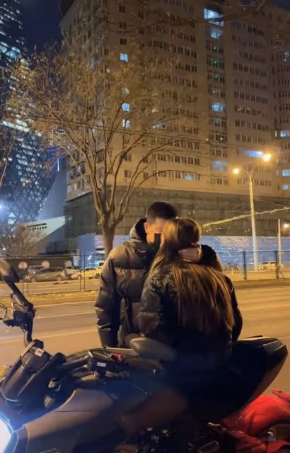 千萬網紅痞幼官宣戀情!與男友街頭熱吻,男方長相老成被嘲像父女