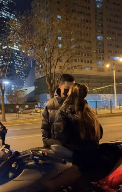 千萬網紅痞幼官宣戀情!與男友街頭熱吻,男方長相老成被嘲像父女