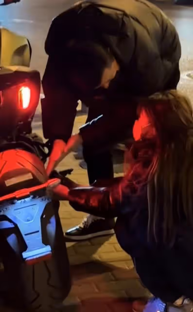 千萬網紅痞幼官宣戀情!與男友街頭熱吻,男方長相老成被嘲像父女