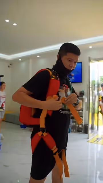 千萬網紅痞幼官宣戀情!與男友街頭熱吻,男方長相老成被嘲像父女