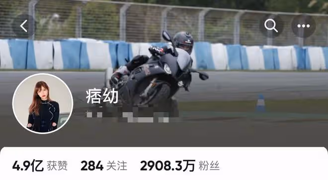 千萬網紅痞幼官宣戀情!與男友街頭熱吻,男方長相老成被嘲像父女