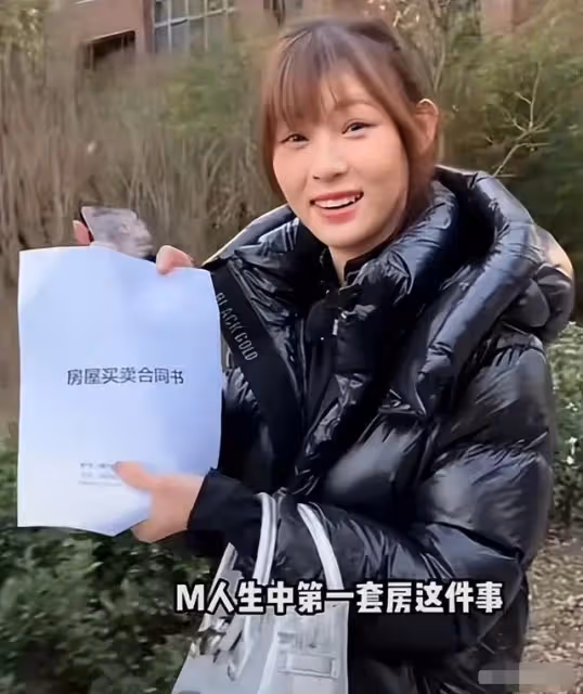 千萬網紅痞幼官宣戀情!與男友街頭熱吻,男方長相老成被嘲像父女