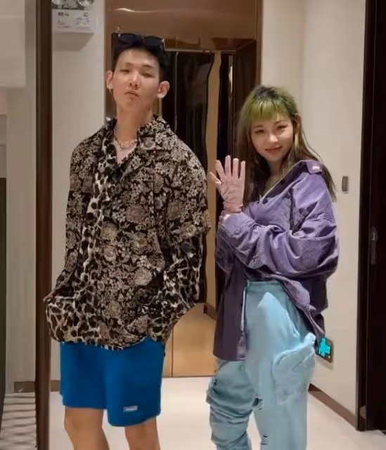 千萬網紅痞幼官宣戀情!與男友街頭熱吻,男方長相老成被嘲像父女