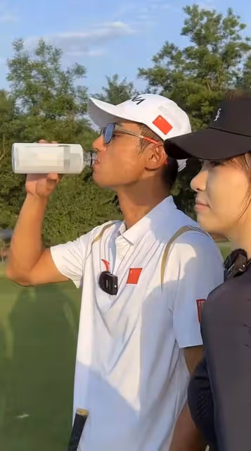 千萬網紅痞幼官宣戀情!與男友街頭熱吻,男方長相老成被嘲像父女