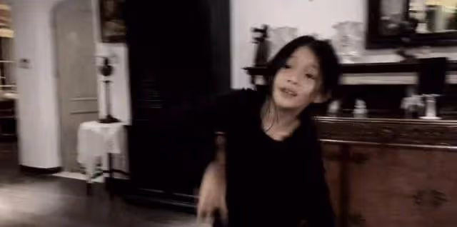 羅嘉良9歲女兒近照曝光！臉形似爸爸，皮膚白皙，騎馬場顯英姿