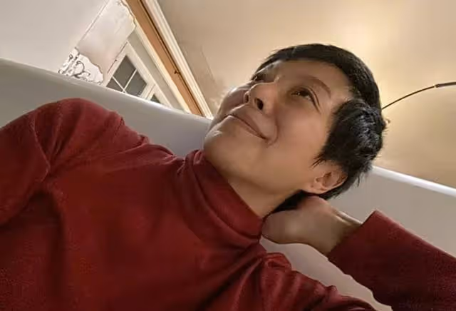 羅嘉良9歲女兒近照曝光！臉形似爸爸，皮膚白皙，騎馬場顯英姿