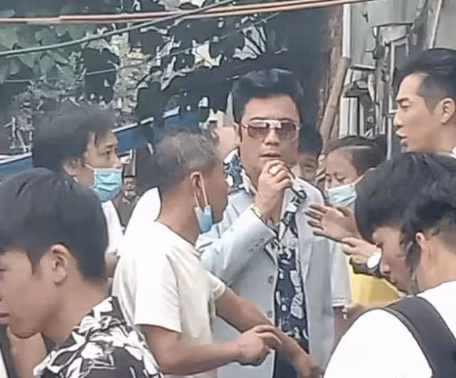 羅嘉良9歲女兒近照曝光！臉形似爸爸，皮膚白皙，騎馬場顯英姿