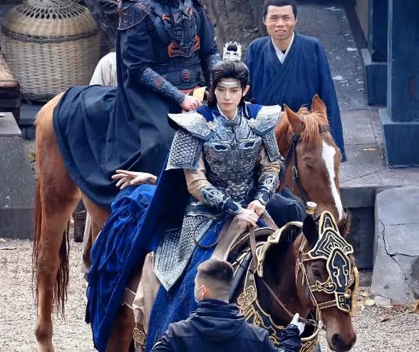 任嘉倫《武庚紀》路透曝光！穿鎧甲騎馬太惹眼，蔣欣出演配角！