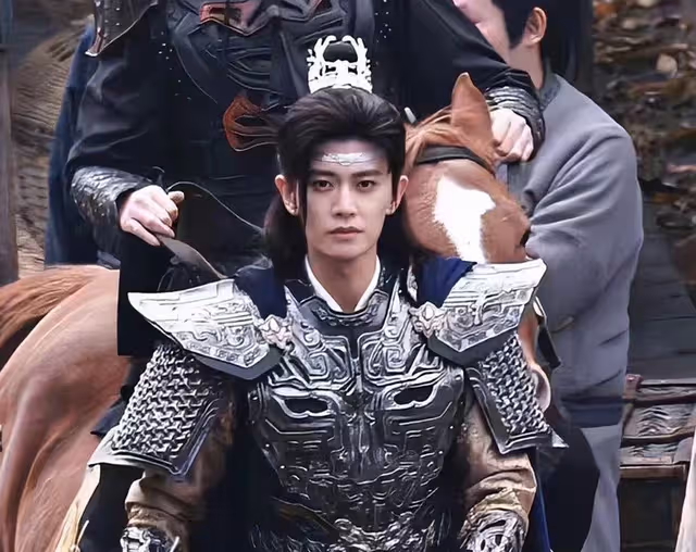 任嘉倫《武庚紀》路透曝光！穿鎧甲騎馬太惹眼，蔣欣出演配角！