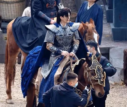任嘉倫《武庚紀》路透曝光！穿鎧甲騎馬太惹眼，蔣欣出演配角！