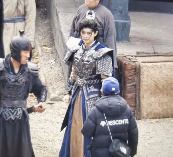 任嘉倫《武庚紀》路透曝光！穿鎧甲騎馬太惹眼，蔣欣出演配角！