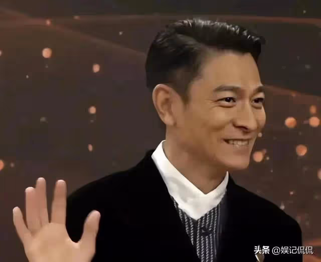 61歲劉德華久違亮相紅毯，突遇女網紅越界，華仔反應彰顯前輩氣度