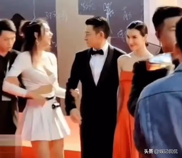 61歲劉德華久違亮相紅毯，突遇女網紅越界，華仔反應彰顯前輩氣度
