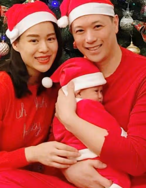 胡杏兒曬全家福，連續多年在一棵聖誕樹前合影，三兄弟牽手超有愛
