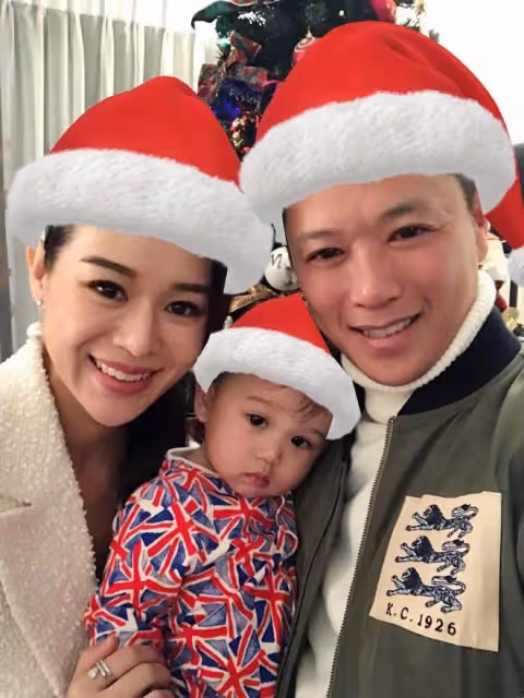 胡杏兒曬全家福，連續多年在一棵聖誕樹前合影，三兄弟牽手超有愛