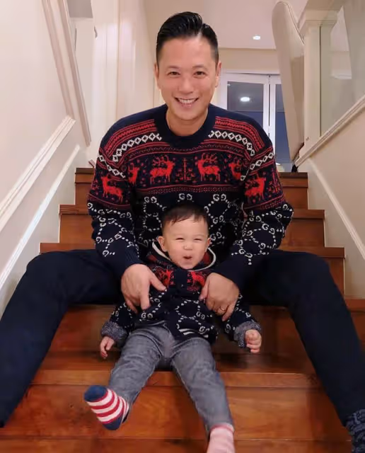 胡杏兒曬全家福，連續多年在一棵聖誕樹前合影，三兄弟牽手超有愛