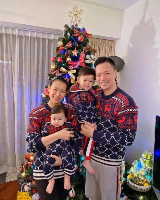 胡杏兒曬全家福，連續多年在一棵聖誕樹前合影，三兄弟牽手超有愛