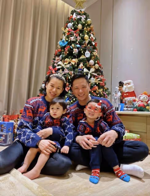 胡杏兒曬全家福，連續多年在一棵聖誕樹前合影，三兄弟牽手超有愛