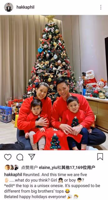胡杏兒曬全家福，連續多年在一棵聖誕樹前合影，三兄弟牽手超有愛