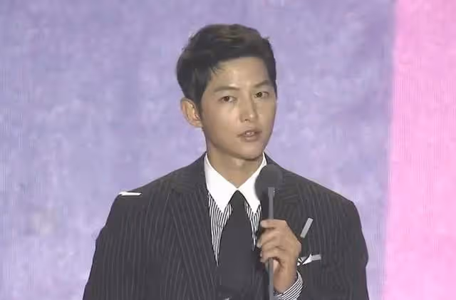 宋仲基的英國演員女友，比宋仲基成名還早，多張經典私圖曝光