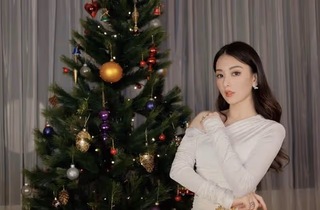方媛分享全家福，57歲郭富城扮聖誕老人，豪宅裝修簡約像出租風