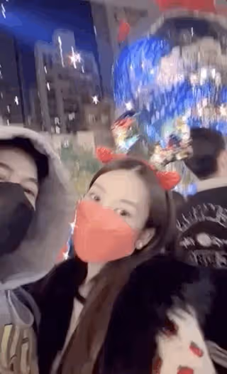 方媛分享全家福，57歲郭富城扮聖誕老人，豪宅裝修簡約像出租風