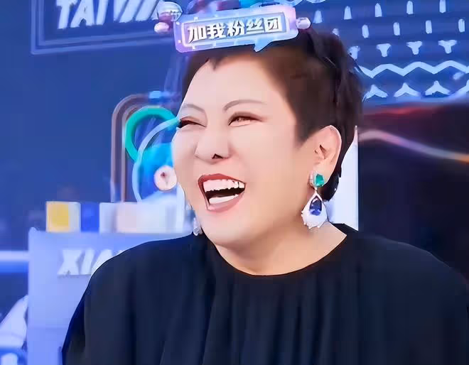 蕭敬騰和向太曖昧互動,被罵到關閉評論區,網友:油膩得讓人噁心