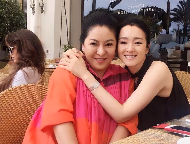 蕭敬騰和向太曖昧互動,被罵到關閉評論區,網友:油膩得讓人噁心