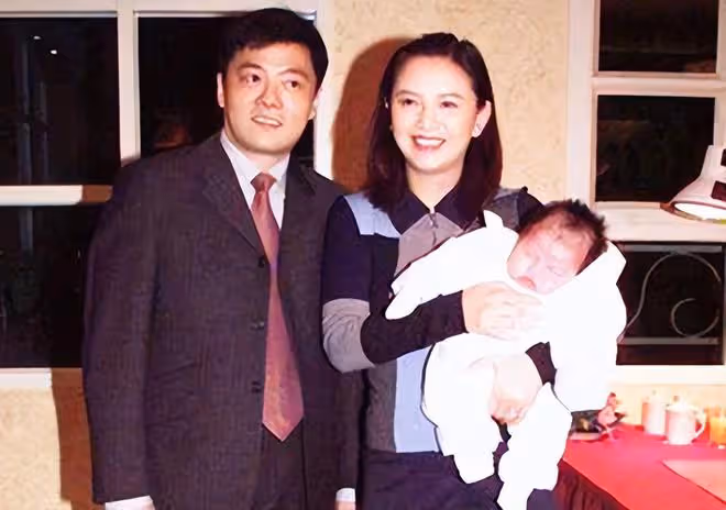 曾華倩與侄女聚會,兩人長相相似顏值高,23歲兒子罕露面高大帥氣