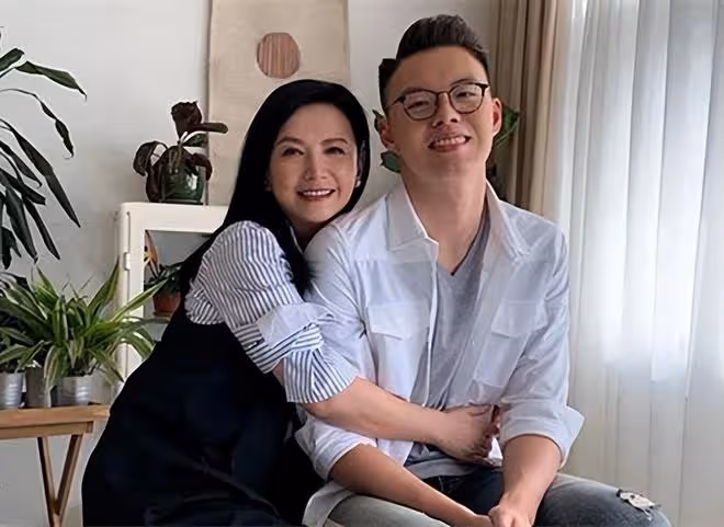 曾華倩與侄女聚會,兩人長相相似顏值高,23歲兒子罕露面高大帥氣