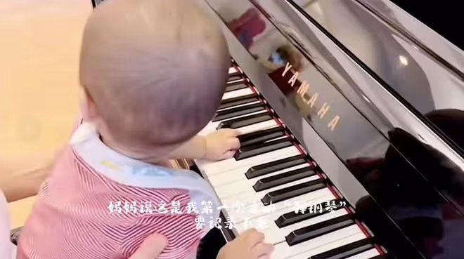 李亞鵬妻子陪女兒彈琴,從小培養夏夏音樂細胞,網友贊媽媽接地氣