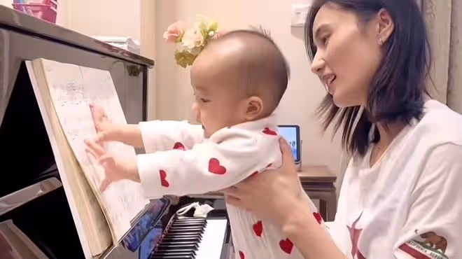 李亞鵬妻子陪女兒彈琴,從小培養夏夏音樂細胞,網友贊媽媽接地氣
