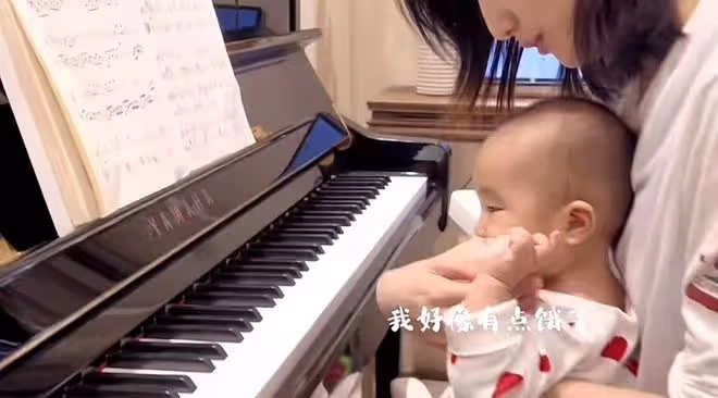 李亞鵬妻子陪女兒彈琴,從小培養夏夏音樂細胞,網友贊媽媽接地氣