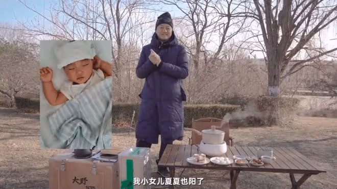 李亞鵬妻子陪女兒彈琴,從小培養夏夏音樂細胞,網友贊媽媽接地氣