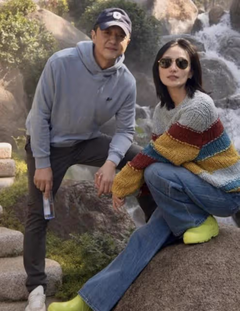 李亞鵬妻子陪女兒彈琴,從小培養夏夏音樂細胞,網友贊媽媽接地氣