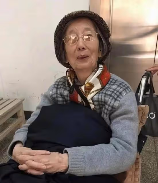 悲痛!葛優母親施文心疑因新冠去世,享年94歲,生前從事編輯30年