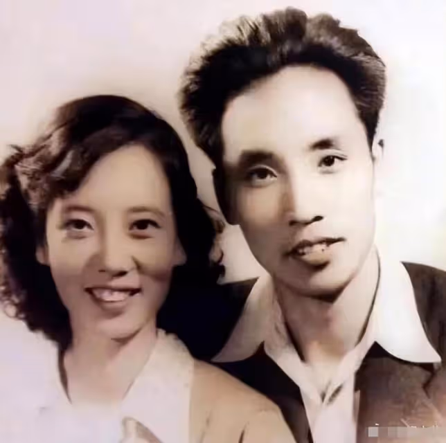 悲痛!葛優母親施文心疑因新冠去世,享年94歲,生前從事編輯30年
