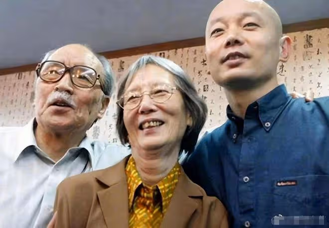 悲痛!葛優母親施文心疑因新冠去世,享年94歲,生前從事編輯30年