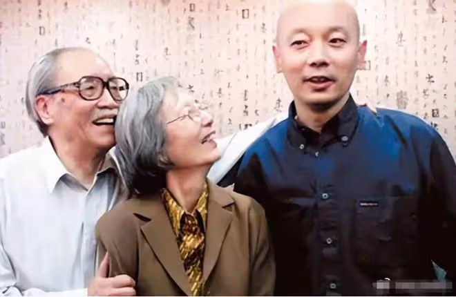 悲痛!葛優母親施文心疑因新冠去世,享年94歲,生前從事編輯30年