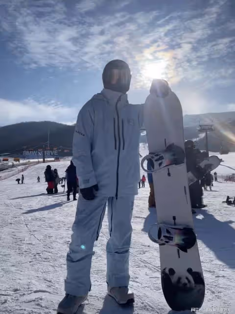 曝賈乃亮李小璐復合,一家三口同時間現身滑雪場,被疑共進晚餐
