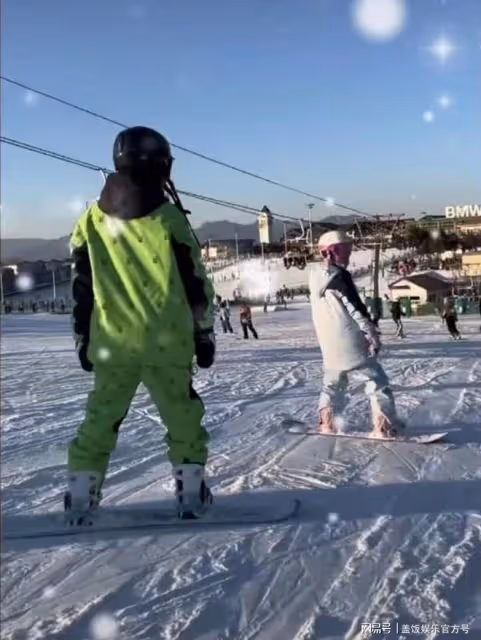 曝賈乃亮李小璐復合,一家三口同時間現身滑雪場,被疑共進晚餐