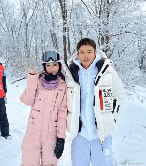 曝賈乃亮李小璐復合,一家三口同時間現身滑雪場,被疑共進晚餐