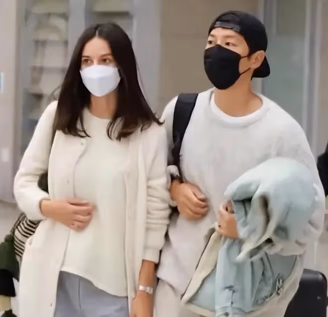 外媒稱宋仲基女友已懷孕,兩人很快將傳結婚喜訊,雙方家長已見面