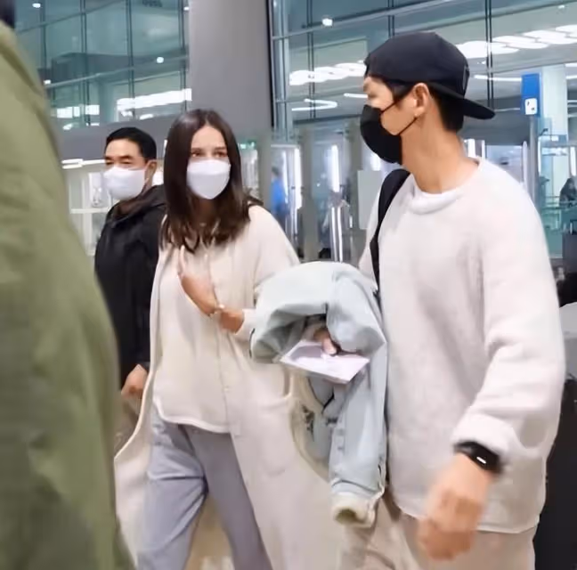 外媒稱宋仲基女友已懷孕,兩人很快將傳結婚喜訊,雙方家長已見面