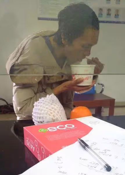 拾金不昧!餓了兩天的流浪漢撿到8700元現金上交警官,網友:人在流浪 心在天堂