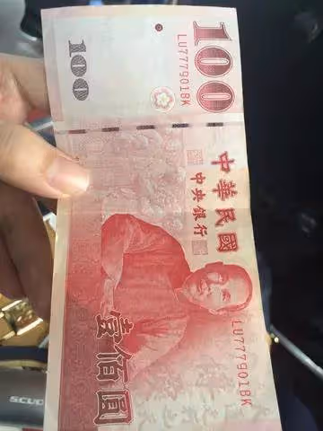 拾金不昧!餓了兩天的流浪漢撿到8700元現金上交警官,網友:人在流浪 心在天堂