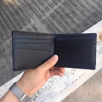 拾金不昧!餓了兩天的流浪漢撿到8700元現金上交警官,網友:人在流浪 心在天堂
