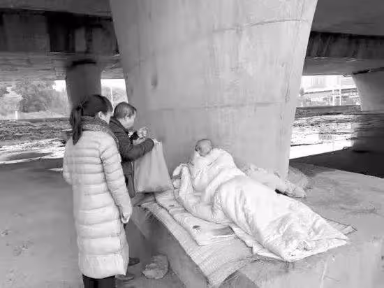 拾金不昧!餓了兩天的流浪漢撿到8700元現金上交警官,網友:人在流浪 心在天堂