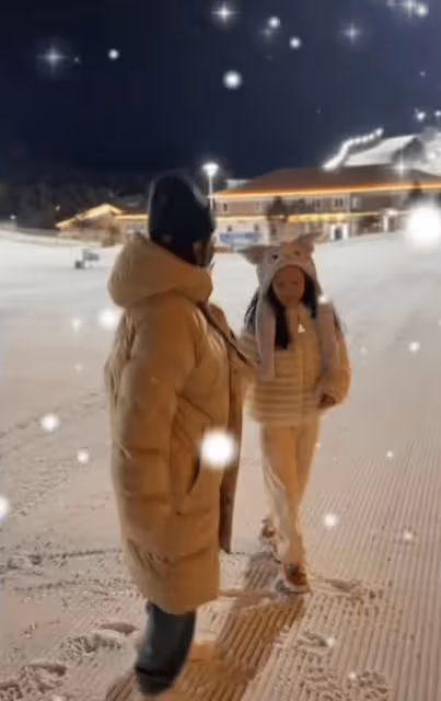 賈乃亮李小璐被疑復合,一家三口一同遊玩滑雪,共進晚餐太幸福
